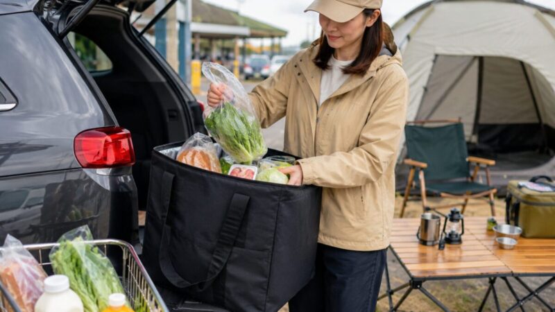 キャンプ前の買い出し食材を大容量保冷バッグに入れる様子