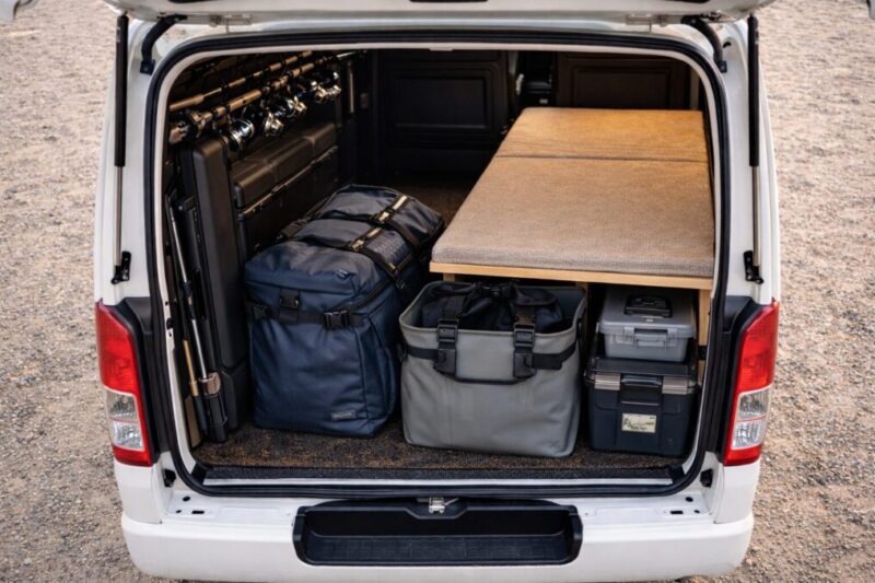 ロッド積載と濡れ物収納を両立した整理しやすい荷室