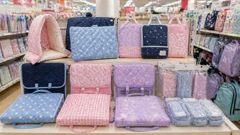 イオンやイトーヨーカドーの学用品売り場で防災頭巾を探すイメージ