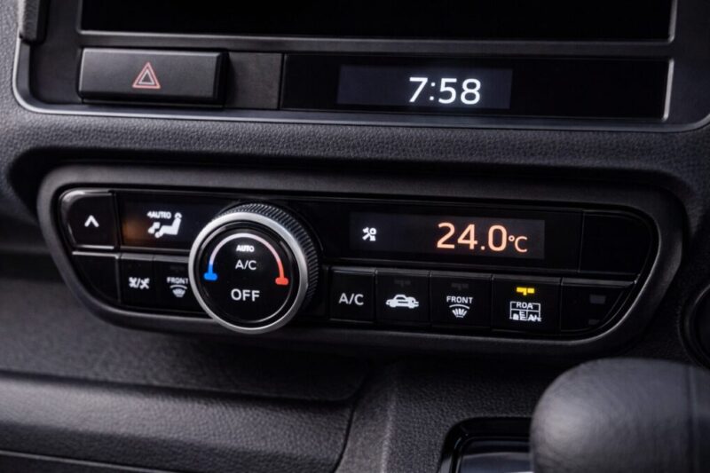 停車中のエアコン使用時間と燃料消費を確認するための車内操作パネル。