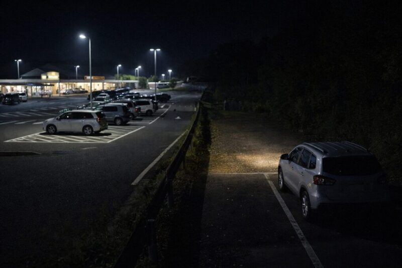 サービスエリアで明るい場所と暗い場所の違いが分かる駐車場の様子