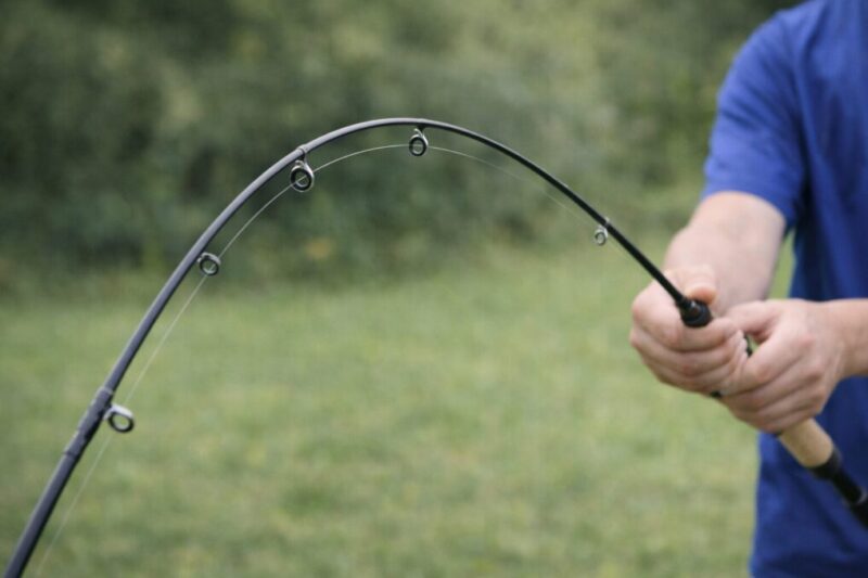 修理後の釣竿ガイドを実釣前に点検している様子