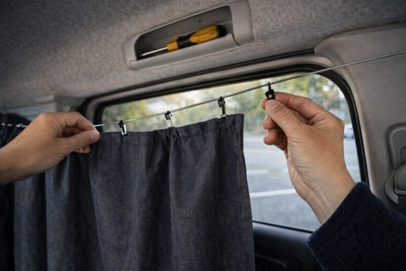 ワイヤーとクリップで簡易カーテンを吊るした車内DIY例