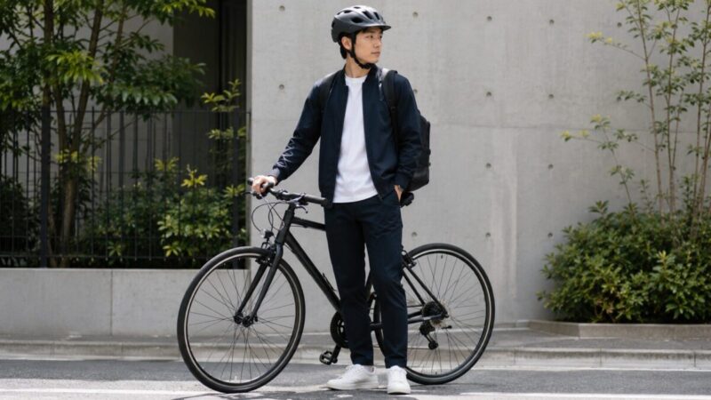 自転車と服とヘルメットを落ち着いた配色でまとめた街乗りコーデ