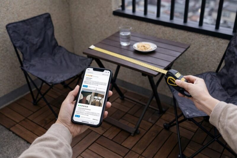 レビューを参考にベランダ家具のサイズを確認している様子