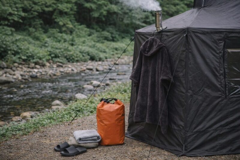 グランピングサウナで役立つポンチョとサンダルとタオルのイメージ
