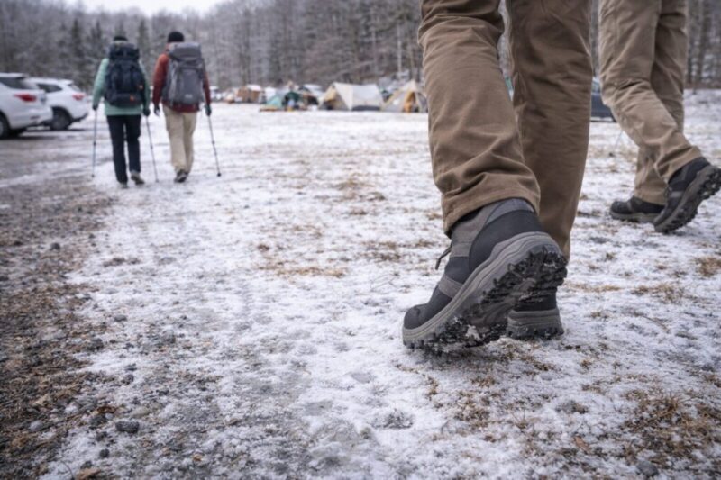 雪山より軽い冬の外遊びで使う靴のイメージ
