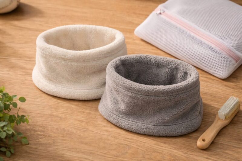 白系ネックウォーマーの汚れ対策を連想させる静物写真