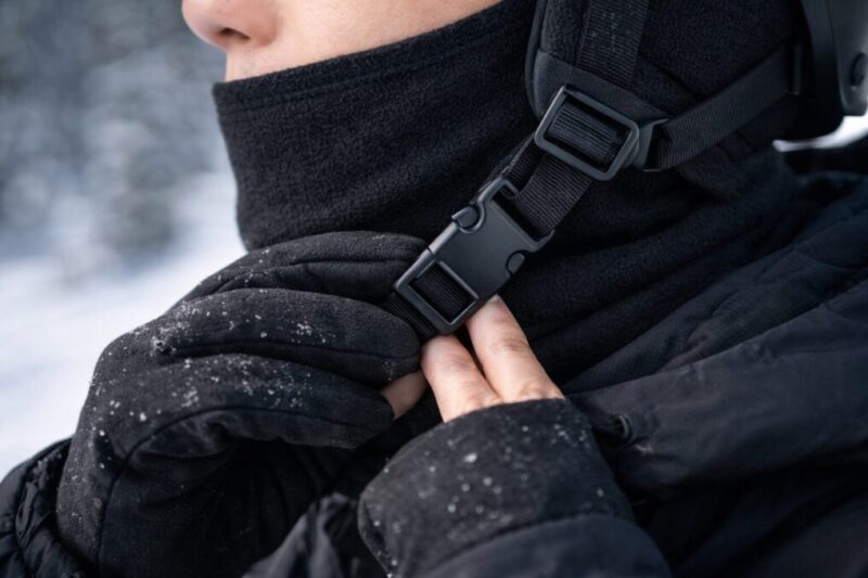 あご紐の締め具合を確認するクローズアップ