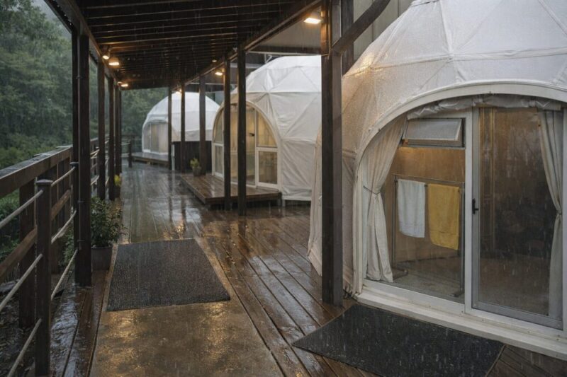 雨の日でも移動しやすい屋根付き動線のあるドームテント施設