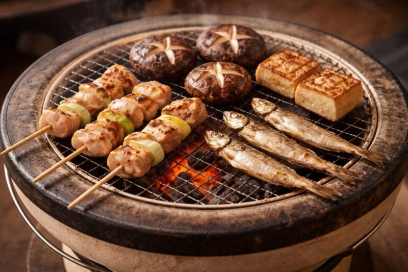 七輪でおいしく焼きやすい食材を並べた炭火調理イメージ