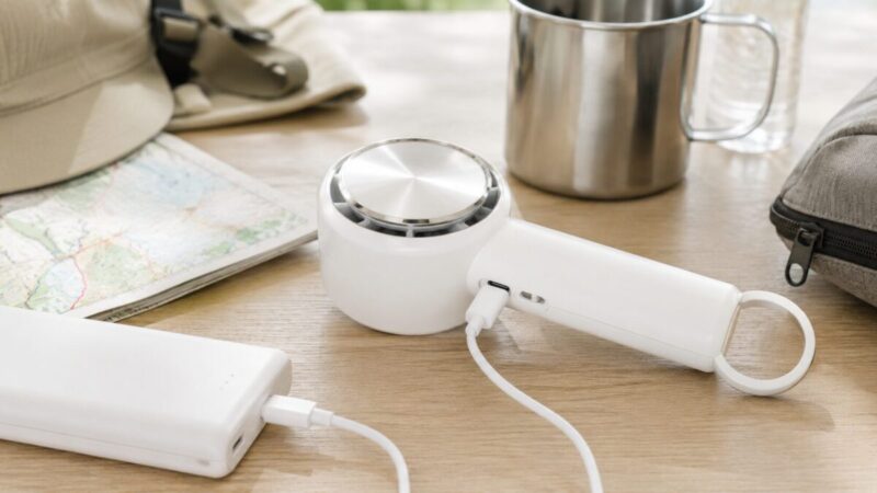 車中泊前にモバイルバッテリーから携帯ファンを充電する様子