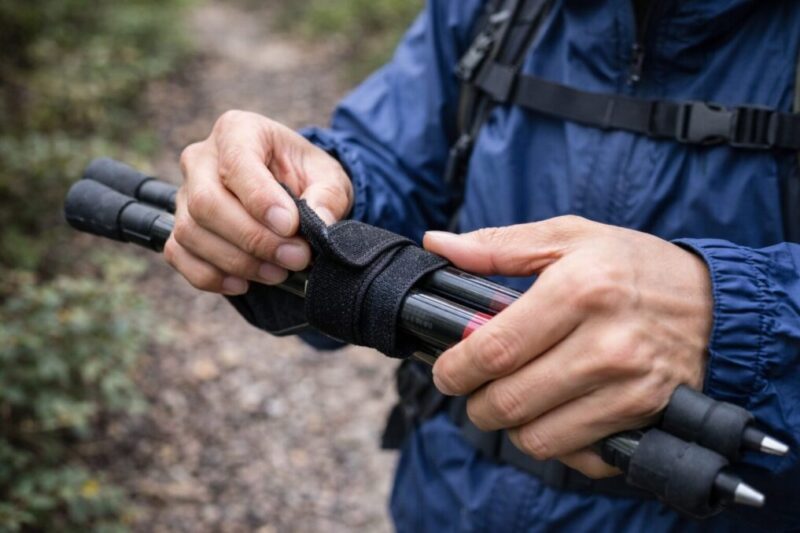 トレッキングポールをまとめて固定し、干渉を防いで音を抑えるイメージ