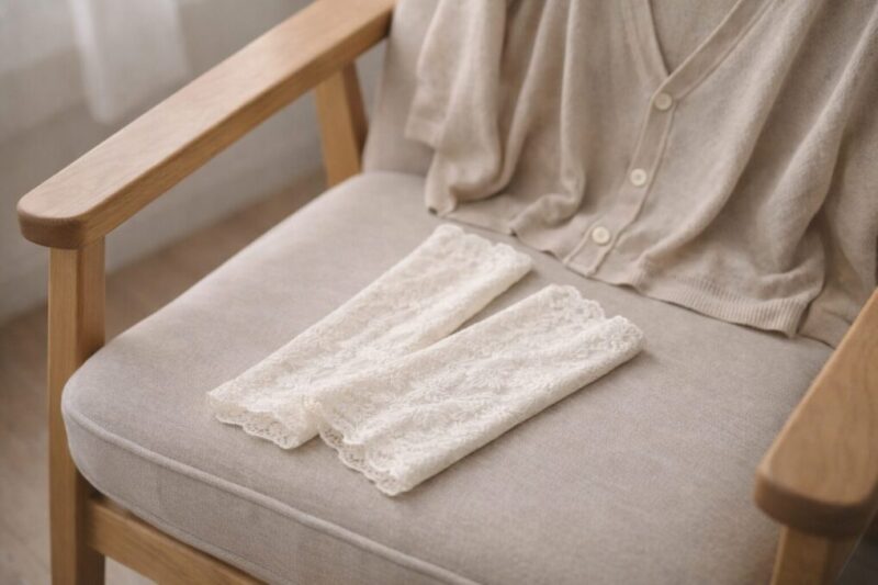 レース系アームカバーを室内や軽い外出で使うイメージ