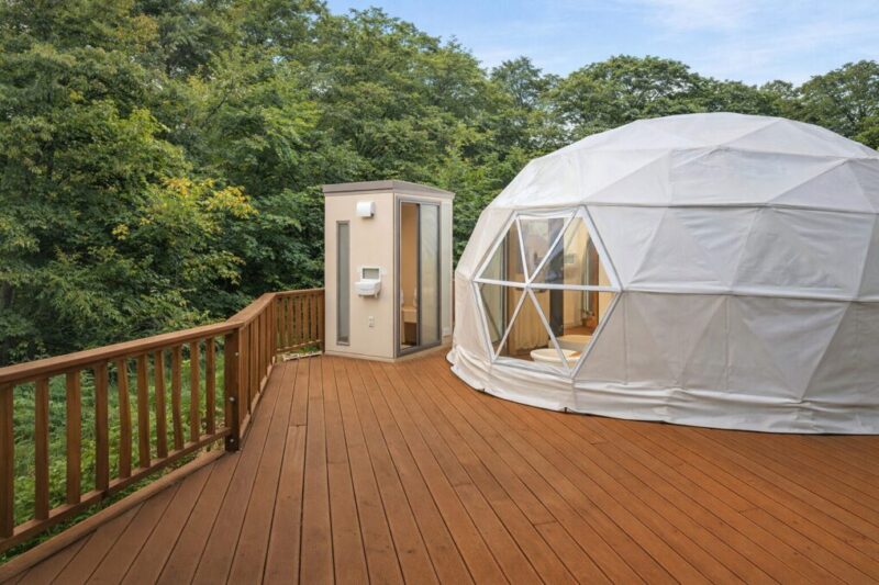 ドーム型グランピングで別棟専用トイレが付く施設のイメージ