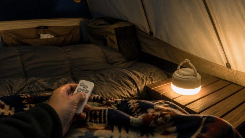 テント内でリモコン操作できる小型LEDランタンの使用イメージ