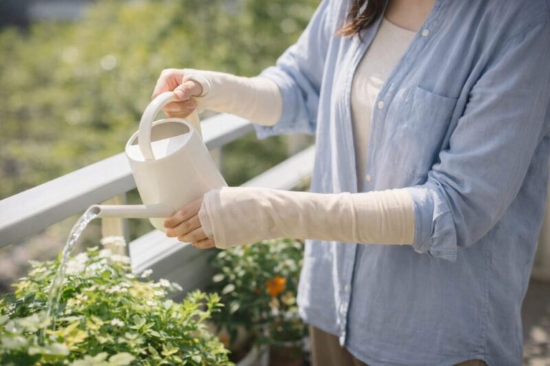 夏の外遊びで無地アームカバーを着けて手の甲まで日差し対策するイメージ