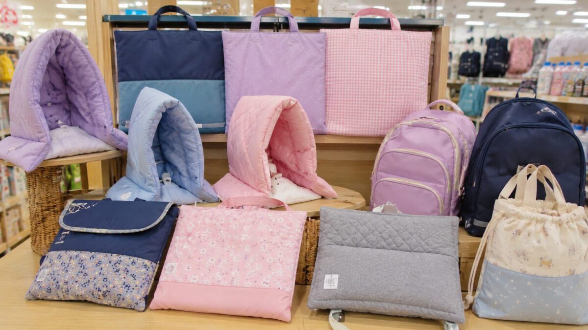 しまむらで防災頭巾や防災頭巾カバーを探す入学準備と防災備えのイメージ