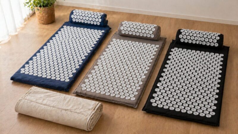 複数の指圧マットを並べて形状や突起の違いを比較する様子。