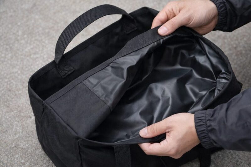 安価な収納バッグの底面や持ち手を確認するイメージ