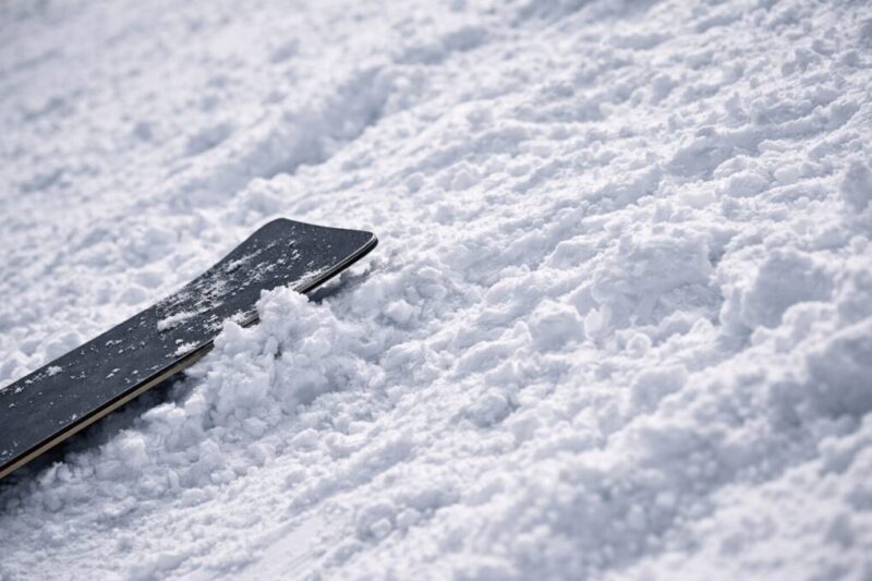 荒れた雪面で扱いづらさが出る状況を示すイメージ