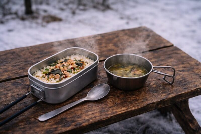 ソロキャンプで軽量ギアだけで簡単に温かい食事を作る様子