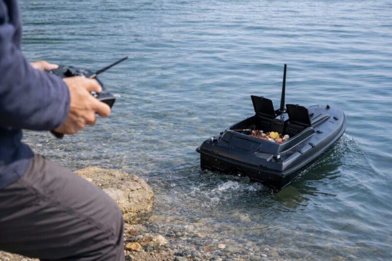 仕掛けやエサを載せて運べるラジコンボートの使用イメージ