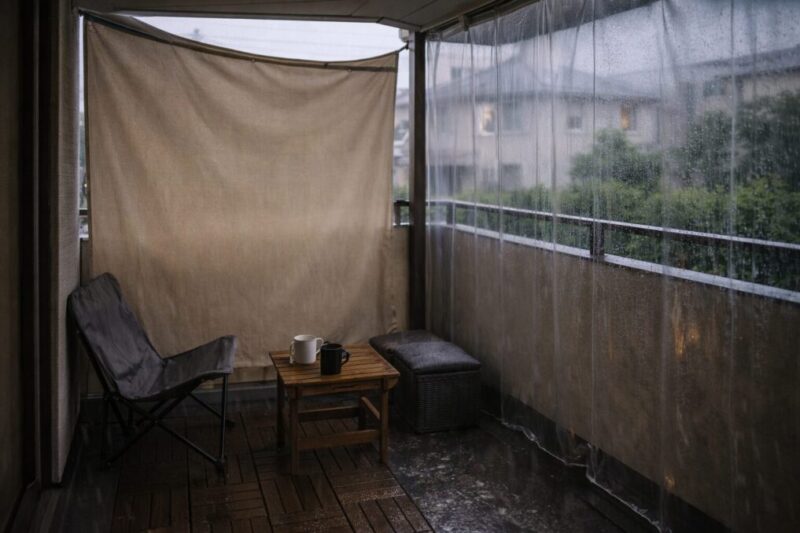 視線を遮りながら雨対策もできるベランダの目隠しアイデア