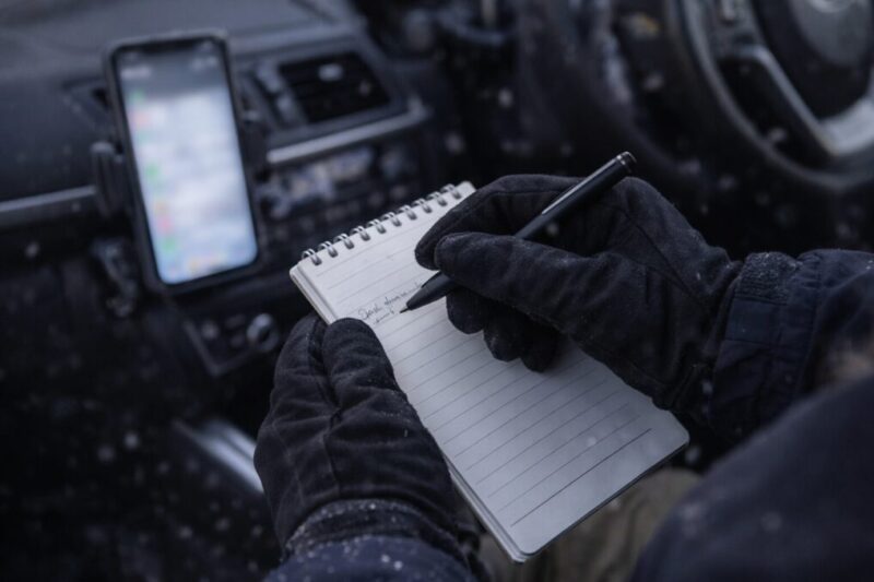 発見時刻や状況をメモして連絡準備するイメージ