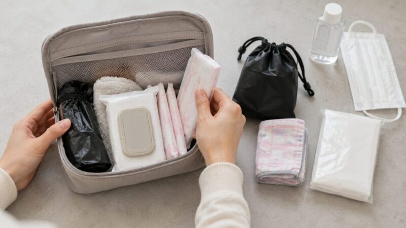 女性が持ち歩きやすい衛生用品入り防災ポーチ