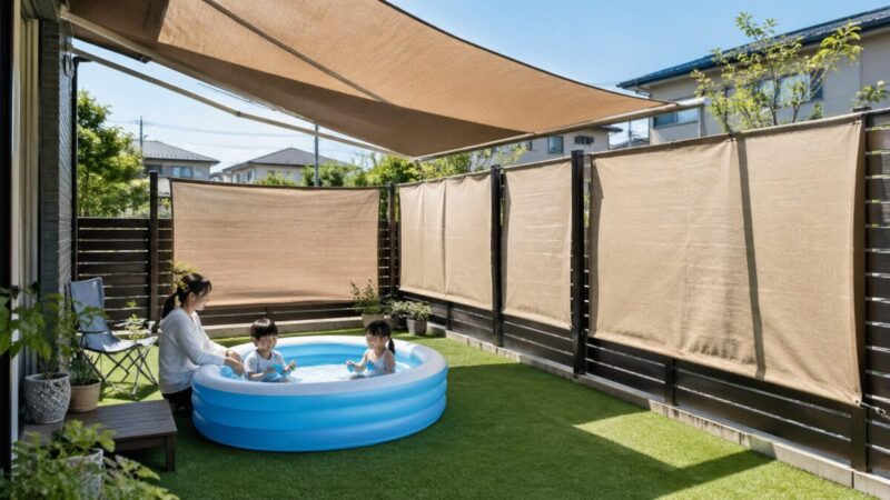 庭プールの周囲に目隠しシェードを設置して視線と日差しを防ぐ例