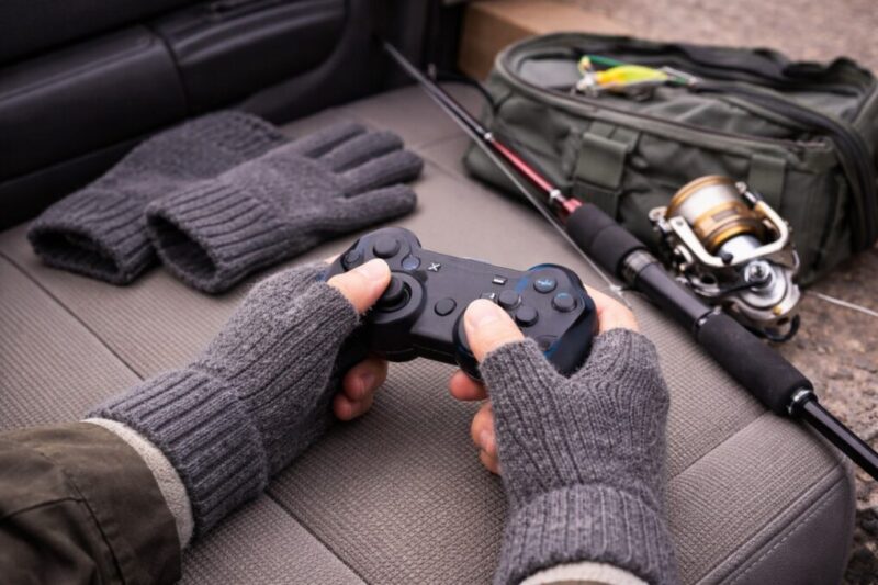 指なしタイプで操作しやすい場面と、指先まで覆う手袋を使い分けるイメージが伝わる車内の手元。