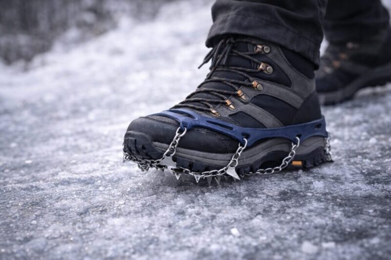 凍結路では滑り止め装備で安全性を上げる足元