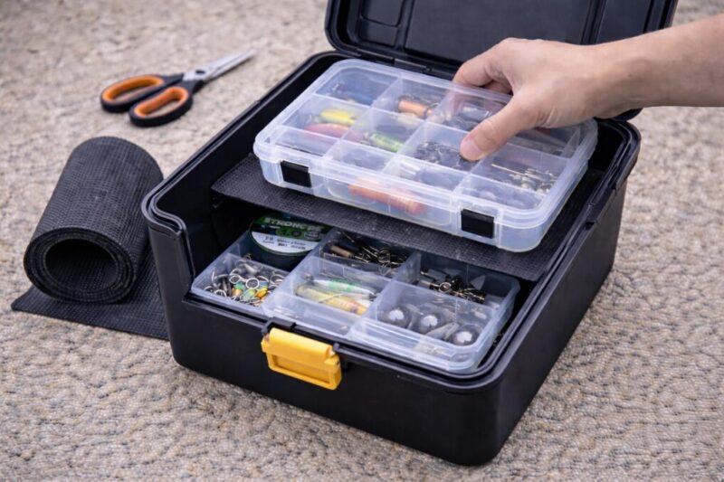 深型収納を簡単カスタムして釣り道具を整理しやすくした様子