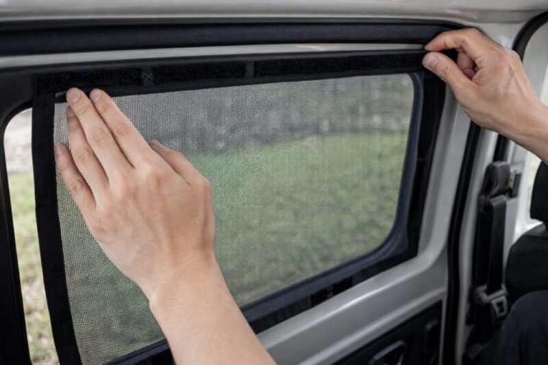 面ファスナーで車内側に固定した自作網戸の張り具合がわかる写真イメージ