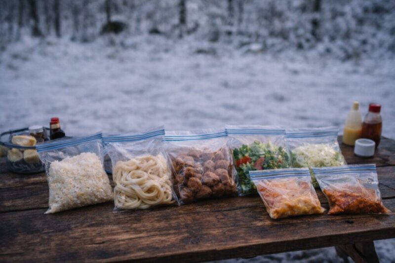 冬キャンプで迷わないよう調理の段取りを袋分けして準備する様子