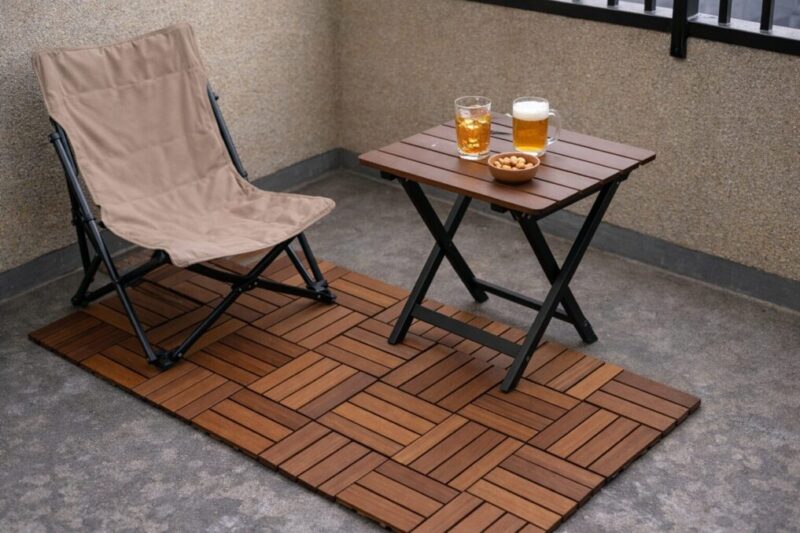 狭いベランダでも置きやすいコンパクトテーブルの使用例