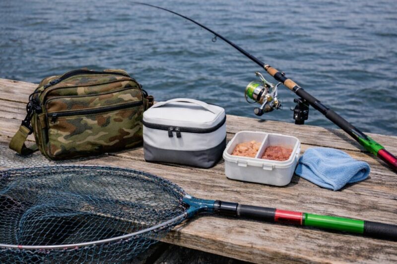 海上釣堀の足元で竿と餌入れを扱いやすく配置した例