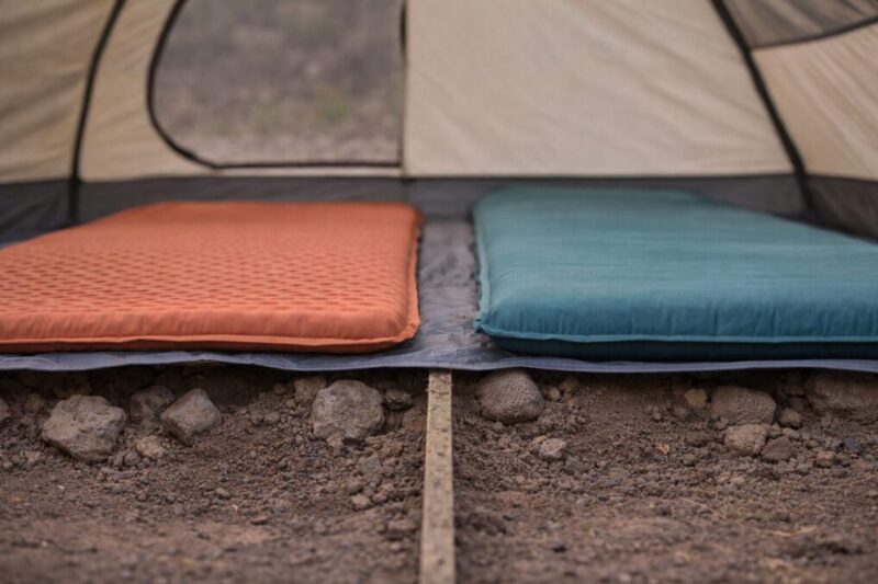 厚みと断熱性の違うキャンプマットの比較イメージ