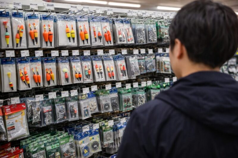 低価格帯の釣りウキや仕掛けが並ぶ売り場イメージ