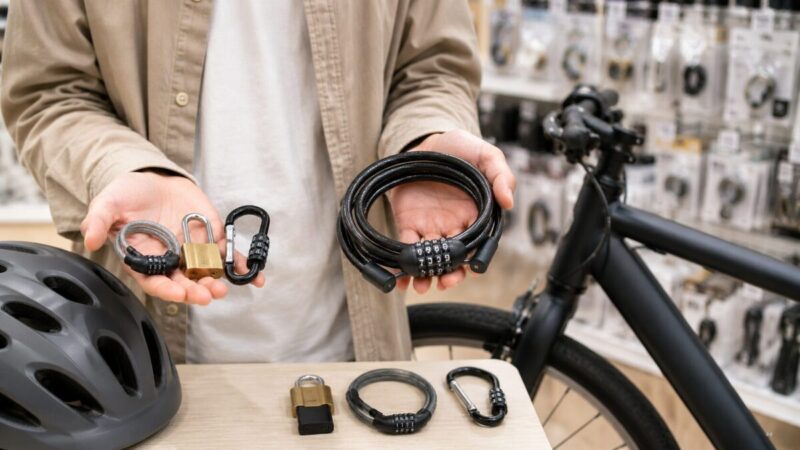 小型の簡易ロックと太い自転車用ワイヤーロックを店頭で比較する様子