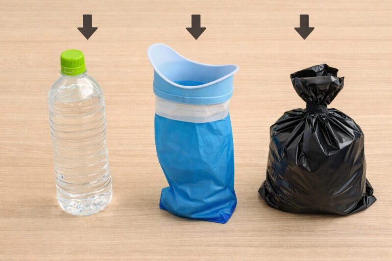 ペットボトル代用と専用携帯トイレの違いを比較するイメージ