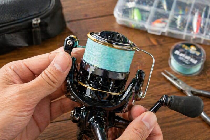 きれいに巻かれたリールのライン状態を確認し、釣行前にライン放出の安定性をチェックしている様子。