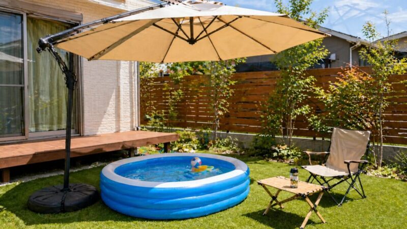 庭プールの横にガーデンパラソルを置き重いベースで固定した日除け例