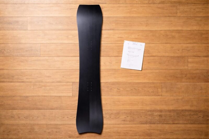 スノーボードの長さを比較しながら選び方を検討するイメージ