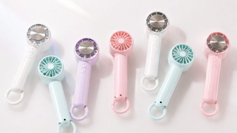 パステルカラーの冷却プレート付きハンディファンを白いテーブルに並べた比較イメージ