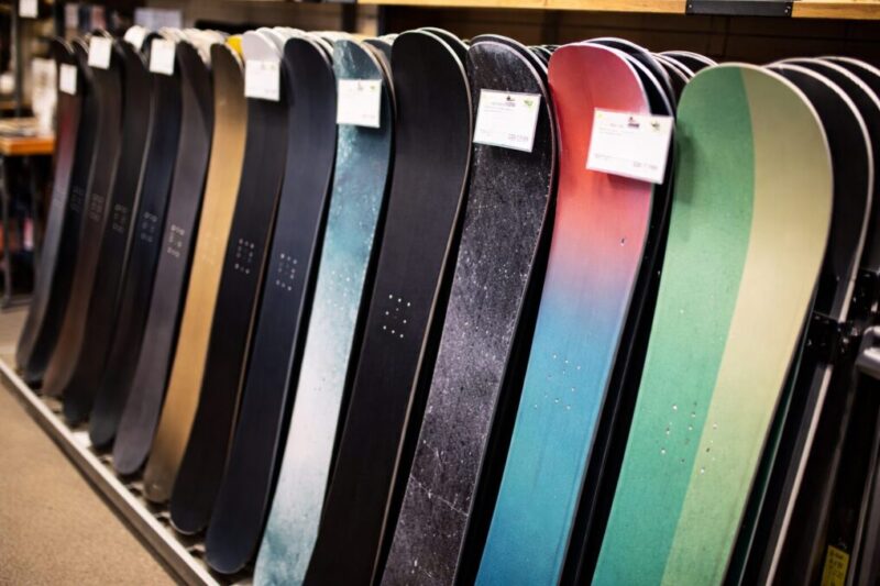 複数のモデルを見比べながら購入を検討するイメージ