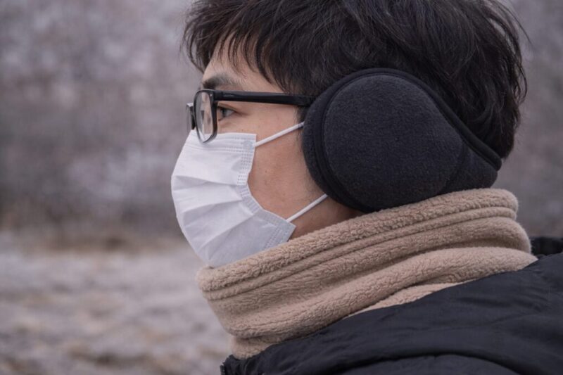 メガネとマスク併用でもズレにくい耳当ての着用イメージ