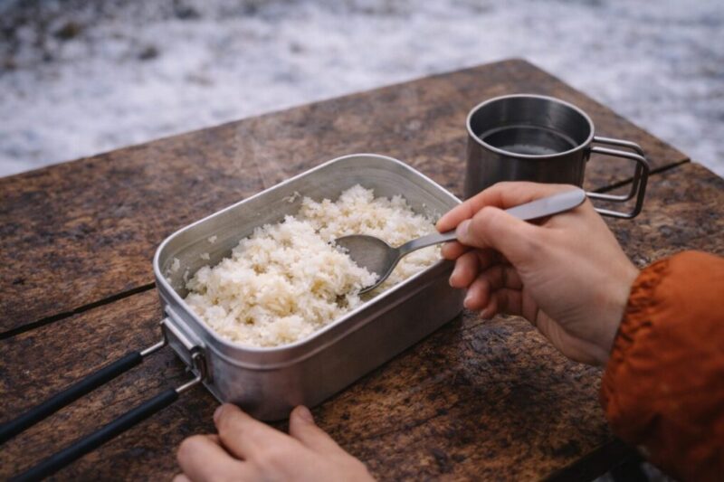 炊飯で芯が残ったご飯を水足しと蒸らしでリカバリーする手元