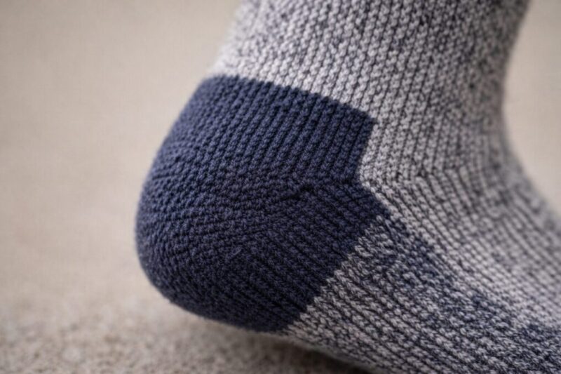靴下のかかと部分を接写し、編み目と立体的な形状が分かる写真